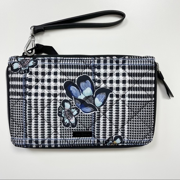 NWOT Vera Bradley | RFID on The Go Wristlet Wallet Bedford  Plaid - Picture 1 of 5